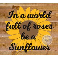 In Einer Welt Voller Rosen Sei Ein Sonnenblumen-Vinyl-Aufkleber/Sonnenblumen-Zitat-Aufkleber von MomAndBeyondDecals