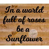 In Einer Welt Voller Rosen Sei Ein Sonnenblumen-Vinyl-Aufkleber/Sonnenblumenaufkleber von MomAndBeyondDecals