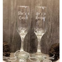 He's A Keeper/ She's Catch Zauberer Hexe Hexenmeister Pottermania Potterhead Geek Nerd Hochzeit Toasting Flöten Gläser 2Er-Set He's A Keeper/ She's Catch Zauberer Hexe Hexenmeister Pottermania Potterhead Geek Nerd Hochzeit Toasting Flöten Gläser 2Er-Set von MomentsbyMelodie
