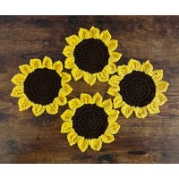 Gehäkelte Sonnenblumen Untersetzer - 4Er-Set Handgemachtes Acrylgarn Gehäkelte Sonnenblumen Untersetzer - 4Er-Set Handgemachtes Acrylgarn von MommyAndMeCrochet18