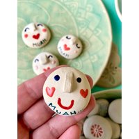 Anstecker „Muah" Keramik Bussi Glücksbringer Broschen Pin Handgefertigter Kleiner Ton Glücksstein von MonaWulfert