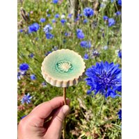 Gartenkeramik Kleine Regenfänger Mini Vogeltränke Beetstecker Insektentränke Deko Für Den Garten, Balkon Oder Blumentopf von MonaWulfert