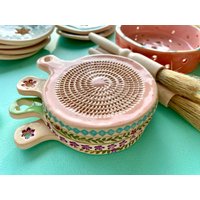 Knoblauchreibe Reibe Küchenreibe Keramik Mit Pinsel Als Geschenkset Handgefertigt Ingwer Muskat Getöpfert Zum Aufhängen Knoblauchreibe Reibe Küchenreibe Keramik Mit Pinsel Als Geschenkset Handgefertigt Ingwer Muskat Getöpfert Zum Aufhängen von MonaWulfert