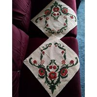Paar Handgefertigte Cross Stitched Tischläufer von MonasTreasureChest
