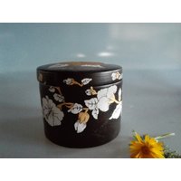 Extravagante Dose Aus Bisquitporzellan, Handbemalt Extravagante Dose Aus Bisquitporzellan, Handbemalt von Monasporzellanstudio