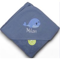 Personalisiertes Kapuzenhandtuch Mit Namen Und Süßem Wal Motiv Bestickt, Perfektes Geschenk Zur Geburt Oder Taufe 75x75 cm Versch. Farben Personalisiertes Kapuzenhandtuch Mit Namen Und Süßem Wal Motiv Bestickt, Perfektes Geschenk Zur Geburt Oder Taufe 75x75 cm Versch. Farben von MonesStickstube