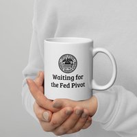 Waiting For The Fed Pivot Tasse | Finance Meme Kaffeetasse Humor Merch Trader Geschenk Börsen Lustiger Becher Waiting For The Fed Pivot Tasse | Finance Meme Kaffeetasse Humor Merch Trader Geschenk Börsen Lustiger Becher von Moneting