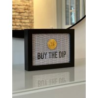 Bitcoin Buy The Dip Bild Dekoration Büro Deko Krypto von MoneyArtOfficial