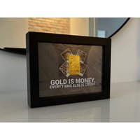 Gold Investment Kunstwerk J.p. Morgan Zitat 999Er Goldbarren Geschenk Gold Investment Kunstwerk J.p. Morgan Zitat 999Er Goldbarren Geschenk von MoneyArtOfficial