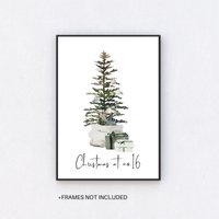 Weihnachtsbaum Print Mit Personalisierter Hausnummer, Weihnachtsmotiv, Ungerahmt von MonicaDesignsStudio