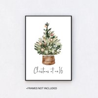 Weihnachtsbaum Print Mit Personalisierter Hausnummer, Weihnachtsmotiv, Ungerahmt von MonicaDesignsStudio