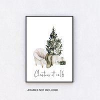 Weihnachtsbaum Print Mit Personalisierter Hausnummer, Weihnachtsmotiv, Ungerahmt von MonicaDesignsStudio