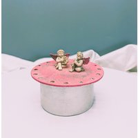 Deko Aus Holz - Dose Durchmesser 8 cm Höhe 6 Plus Figurenhöhe Mit Acrylfarben Deko Aus Holz - Dose Durchmesser 8 cm Höhe 6 Plus Figurenhöhe Mit Acrylfarben von MonisKunstladen