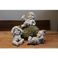 Gartenfigur Gnom, Lustiger Wicht Für Den Garten, Aus Polyresin, Ca. 16 X 14 cm, 3 Modelle Wählbar von Monisdekoshop