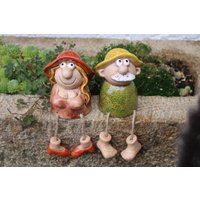 Kantenhocker Ilse Und Franz, Keramik, H 11 cm + Hängebeinchen, Dekofiguren Kantenhocker Ilse Und Franz, Keramik, H 11 cm + Hängebeinchen, Dekofiguren von Monisdekoshop