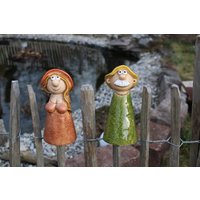 Zaunhocker, Zaundeko Pfostenhocker Ilse Und Franz, Keramik, H 20 cm, Zaunfiguren Zaunhocker, Zaundeko Pfostenhocker Ilse Und Franz, Keramik, H 20 cm, Zaunfiguren von Monisdekoshop