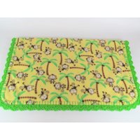 Affen in Der Bäume Fleece Babydecke Gelb von MonkeyMindCreations