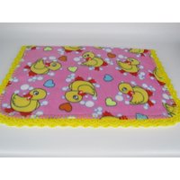 Gelbe Quietscheentchen Fleece Krabbeldecke in Pink Gelbe Quietscheentchen Fleece Krabbeldecke in Pink von MonkeyMindCreations