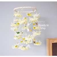 Filz Mobile/Flying Bees/Flying Bees/Bär Thema Kinderzimmer/Gender Neutral/Baby Geschenk/Babypartygeschenk/Filz Blume in Goldfarbe von MonkeyNutDesign