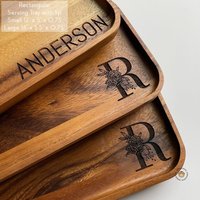 Graviertes Holztablett - Benutzerdefiniertes Servierbrett Mini Persönliches Charcuterie-Brett, Blumeninitiale, Monogramm, Tablett, Rechteckige von MonkeysGoBananas