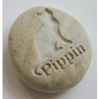 Benutzerdefinierte Gravierte Haustier-Denkmal-Weißer Stein-Hundekatzen-Haustier-Verlust Personalisierte Grabstein-Markierung von MonkeysJewels