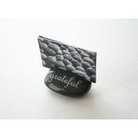 Dankbarer Gravur Schwarzer Stein Visitenkartenhalter Inspirierender Briefbeschwerer von MonkeysJewels