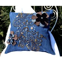 Klobiges Outdoor-Bankkissen Aus Jeansstoff Mit Strass-Pailletten-Blumen. Schickes Designer-Fensterkissen in Blau von Monpasier