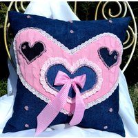 Chunky Denim Kissen Rosa & Blaue Herzen, Spitzenschleife - 16x16 von Monpasier