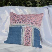 Schickes, Klobiges Designer-Kissen Mit Spitzen-strasssteinen Und Perlmuttrosa-Blauem Lounge-Fensterkissen Schickes, Klobiges Designer-Kissen Mit Spitzen-strasssteinen Und Perlmuttrosa-Blauem Lounge-Fensterkissen von Monpasier