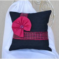Schickes Designer-Dunkelblaues Outdoor-Kissen Mit Großer Roter Schleife Und Pailletten. Verziertes Streukissen. Klobiges Lounge-Kissen von Monpasier