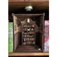 Geheimgang Book Nook Miniatur Diorama Maßstab 112 Buecherregal Einsatz Shelf Insert Regal Deko von MonsterundSpinelli