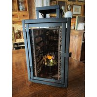 Hexenbibliothek in Glas Laterne Book Nook Miniatur Diorama Maßstab 112 Buecherregal Einsatz Shelf Insert Regal Deko von MonsterundSpinelli