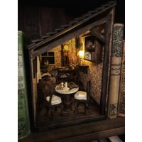 Ouija Session Dachboden Book Nook Miniatur Diorama Maßstab 112 Buecherregal Einsatz Shelf Insert Regal Deko von MonsterundSpinelli