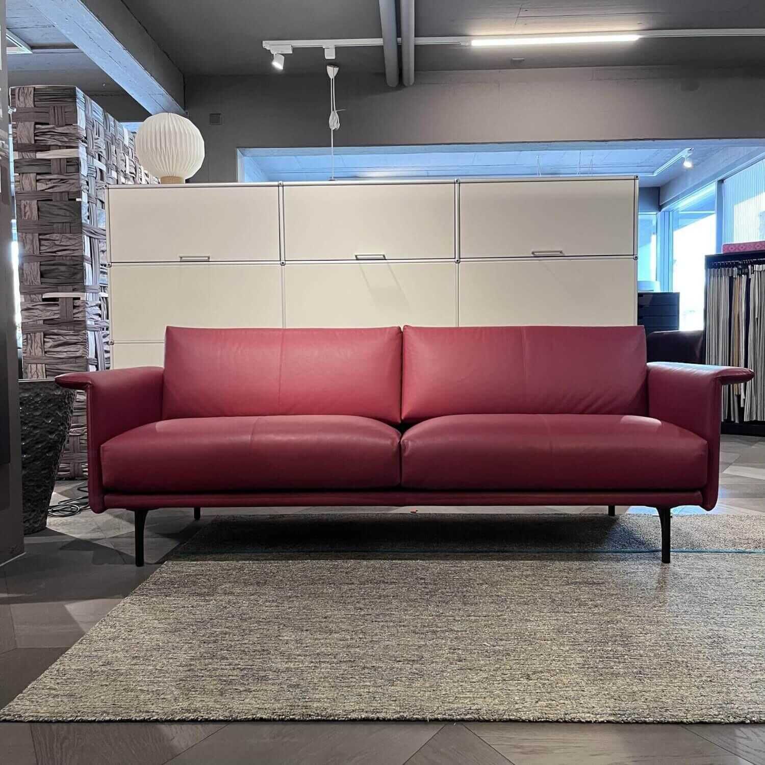 Sofa Otis Leder Cuba Red Füsse Aluminium Schwarz Matt Pulverbeschichtet von Montis