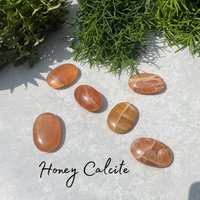 Honigcalcit Palmstein - Polierter Galet Edelstein Kristall von MontysRocks