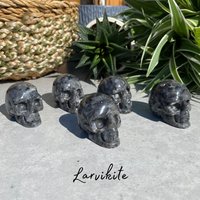 Larvikit Geschnitzter Totenkopf - Polierter Kristall Edelstein von MontysRocks