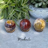 Mookait Kugel - Polierter Edelstein Kristall von MontysRocks