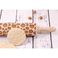 Apfel Gravierte Teigrolle Aus Holz - Geprägtes Nudelholz Für Kekse Und Lebkuchen, Handgefertigtes Nachhaltiges Geschenk Familienbäcker Apfel Gravierte Teigrolle Aus Holz - Geprägtes Nudelholz Für Kekse Und Lebkuchen, Handgefertigtes Nachhaltiges Geschenk Familienbäcker von MoodForWood