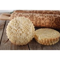 Buon Natale Gravierte Teigrolle Aus Buchenholz - Weihnachtsplätzchen, Festliches Familienbacken, Originelle Geschenkidee Buon Natale Gravierte Teigrolle Aus Buchenholz - Weihnachtsplätzchen, Festliches Familienbacken, Originelle Geschenkidee von MoodForWood