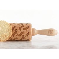 Dackel Motiv Gravierte Holz-Teigrolle - Handgemachtes Nudelholz Für Plätzchen, Familien-Backspaß Und Geschenkideen Zu Weihnachten Dackel Motiv Gravierte Holz-Teigrolle - Handgemachtes Nudelholz Für Plätzchen, Familien-Backspaß Und Geschenkideen Zu Weihnachten von MoodForWood