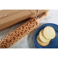 Foxterrier Gravierter Nudelholz - Holz-Teigroller Aus Buche Mit Hundemuster, Ideal Für Familien-Backen Und Weihnachtsgeschenk Foxterrier Gravierter Nudelholz - Holz-Teigroller Aus Buche Mit Hundemuster, Ideal Für Familien-Backen Und Weihnachtsgeschenk von MoodForWood