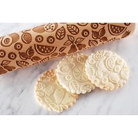 Frucht Gravierte Teigrolle - Geprägte Holzrolle Aus Buchenholz Für Kekse, Familienbacken, Weihnachtsgeschenk Und Rustikale Küchendeko Frucht Gravierte Teigrolle - Geprägte Holzrolle Aus Buchenholz Für Kekse, Familienbacken, Weihnachtsgeschenk Und Rustikale Küchendeko von MoodForWood