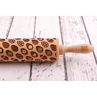 Gravierter Nudelholz Ostereier - Handgemacht Aus Buchenholz, Festliches Familienbacken Und Originelle Geschenkidee Zu Ostern Gravierter Nudelholz Ostereier - Handgemacht Aus Buchenholz, Festliches Familienbacken Und Originelle Geschenkidee Zu Ostern von MoodForWood