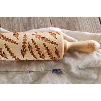 Lavendel Gravierte Teigrolle Aus Holz Handgefertigt - Weihnachtsplätzchen, Rustikales Familienbacken, Originelles Geschenk Für Bäcker Lavendel Gravierte Teigrolle Aus Holz Handgefertigt - Weihnachtsplätzchen, Rustikales Familienbacken, Originelles Geschenk Für Bäcker von MoodForWood