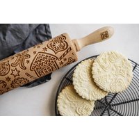 Weihnachts-Lebkuchen Gravierte Teigrolle Aus Holz - Nudelholz Mit Muster Für Plätzchen, Familienbacken, Handmade Geschenkidee Weihnachts-Lebkuchen Gravierte Teigrolle Aus Holz - Nudelholz Mit Muster Für Plätzchen, Familienbacken, Handmade Geschenkidee von MoodForWood