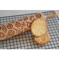 Weihnachtsornamente Keks Gravierte Teigrolle Aus Holz - Handgefertigtes Backgeschenk Für Familie, Weihnachtsplätzchen Und Festliche Küche Weihnachtsornamente Keks Gravierte Teigrolle Aus Holz - Handgefertigtes Backgeschenk Für Familie, Weihnachtsplätzchen Und Festliche Küche von MoodForWood