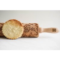 Wintervögel Gravierte Teigrolle Aus Holz - Weihnachts-Keksrolle Zum Prägen, Geschenkidee Für Backen Und Familie Wintervögel Gravierte Teigrolle Aus Holz - Weihnachts-Keksrolle Zum Prägen, Geschenkidee Für Backen Und Familie von MoodForWood