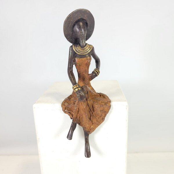 Moogoo Creative Africa Bronze-Skulptur "Femme assise avec chapeau" by Soré von Moogoo Creative Africa