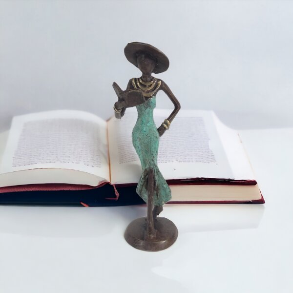 Moogoo Creative Africa Bronze-Skulptur "Femme avec livre et chapeau" by Soré | verschiedene Größen und Farben von Moogoo Creative Africa