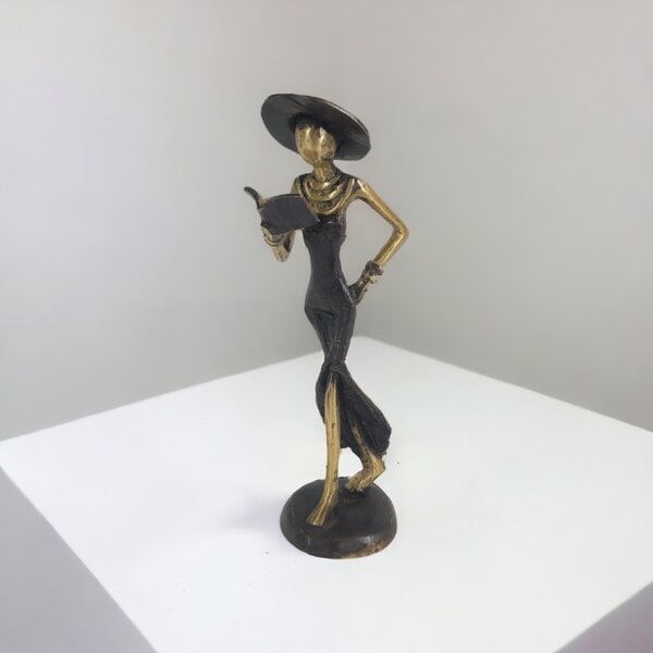 Moogoo Creative Africa Bronze-Skulptur "Femme avec livre et chapeau" by Soré | verschiedene Größen und Farben von Moogoo Creative Africa